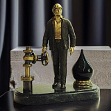 Бронзовый сувенир "Работник нефтяной промышленности 4"